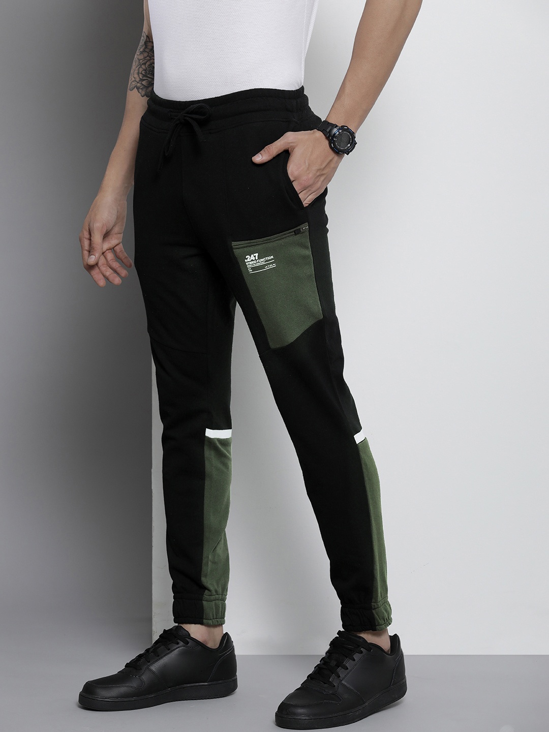 

The Indian Garage Co Men Black & Green Colourblocked Joggers