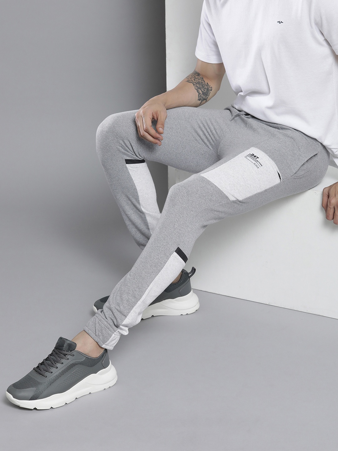 

The Indian Garage Co Men Grey Melange & White Colourblocked Joggers