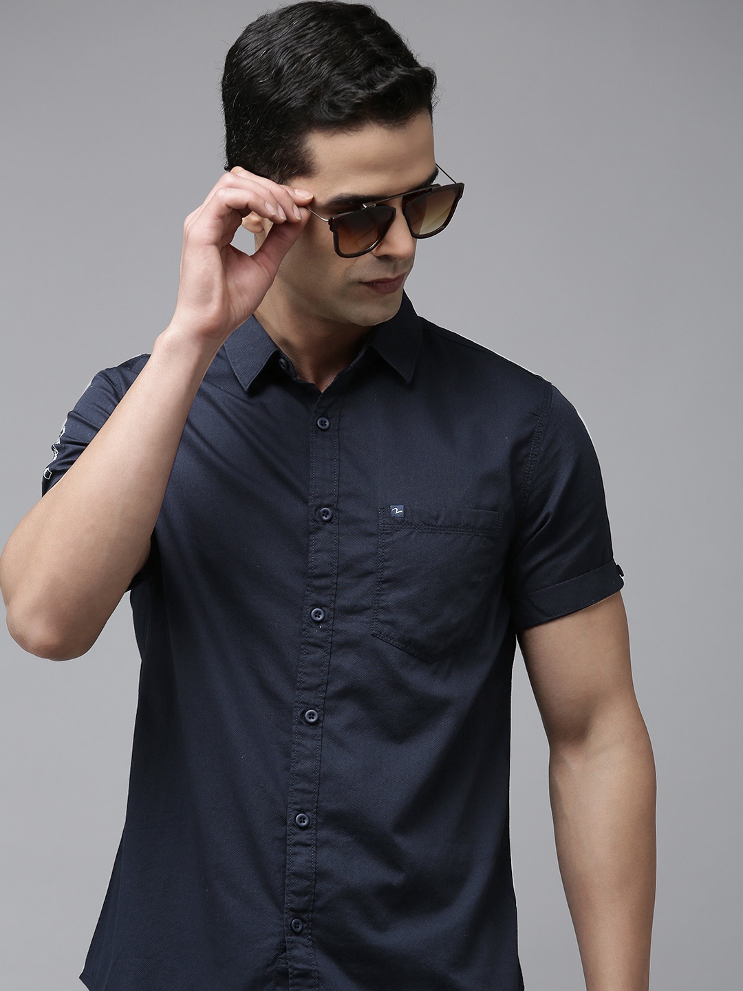 

SPYKAR Men Pure Cotton Sold Short Sleeves Casual Shirt, Navy blue