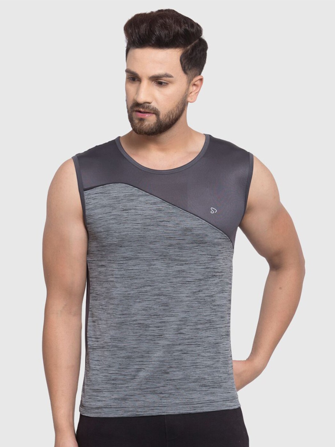 

SPORTO Men Charcoal Colourblocked Slim Fit T-shirt