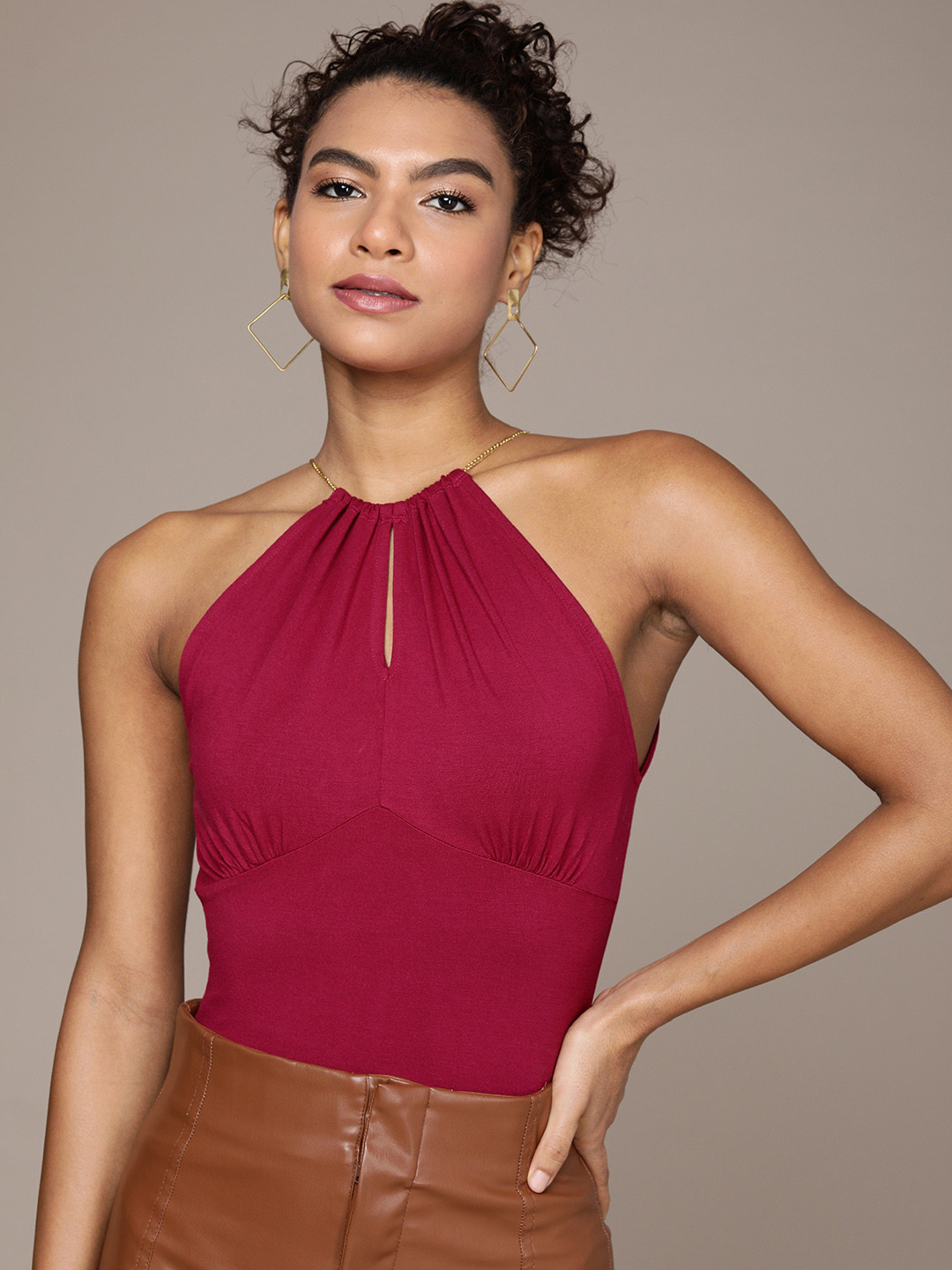 

bebe Women Orchid Flower Essential Solid Keyhole Neck Empire Top, Burgundy