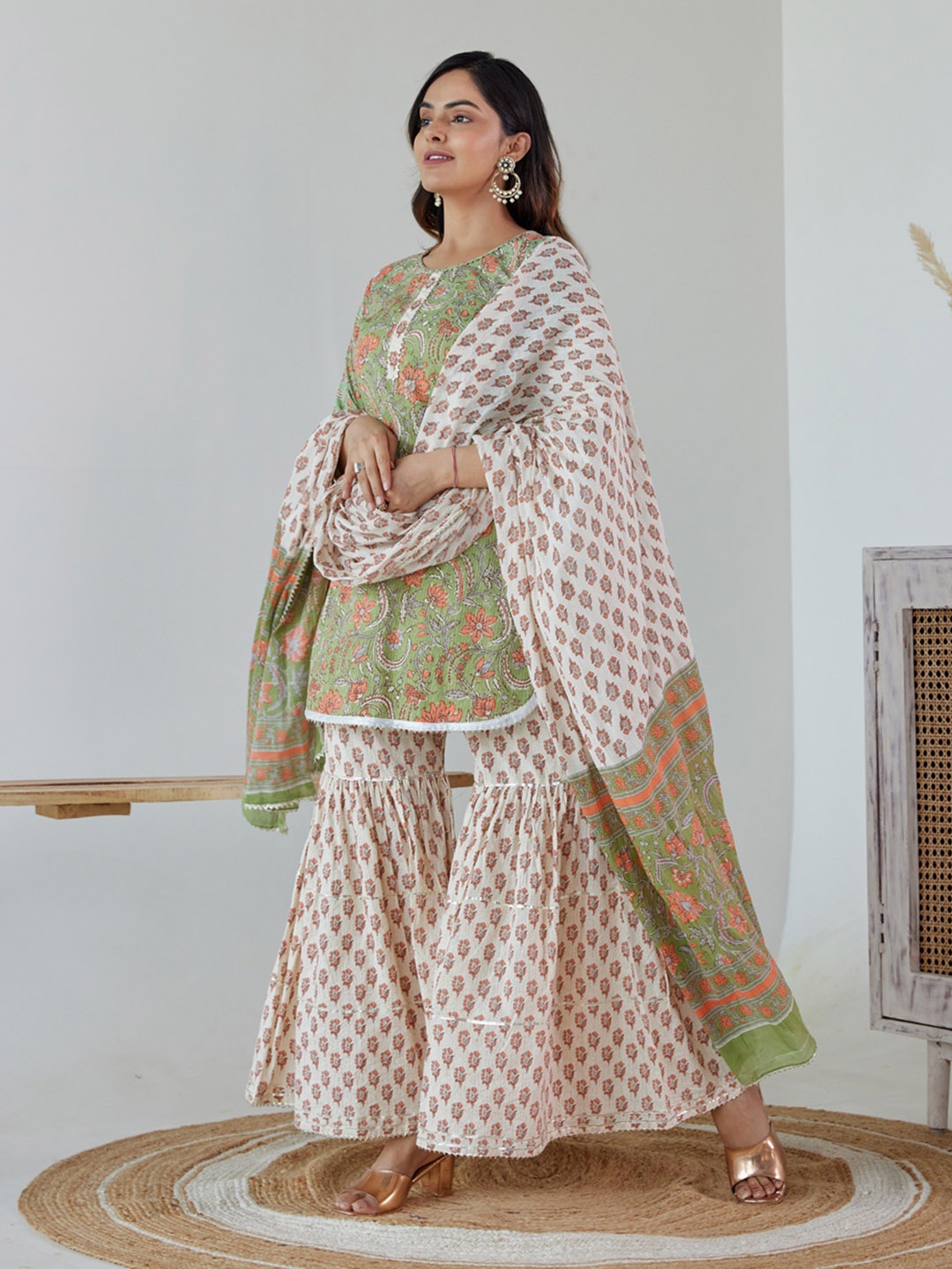 

HERE&NOW Women Green Floral Printed Kurti with Sharara & With Dupatta