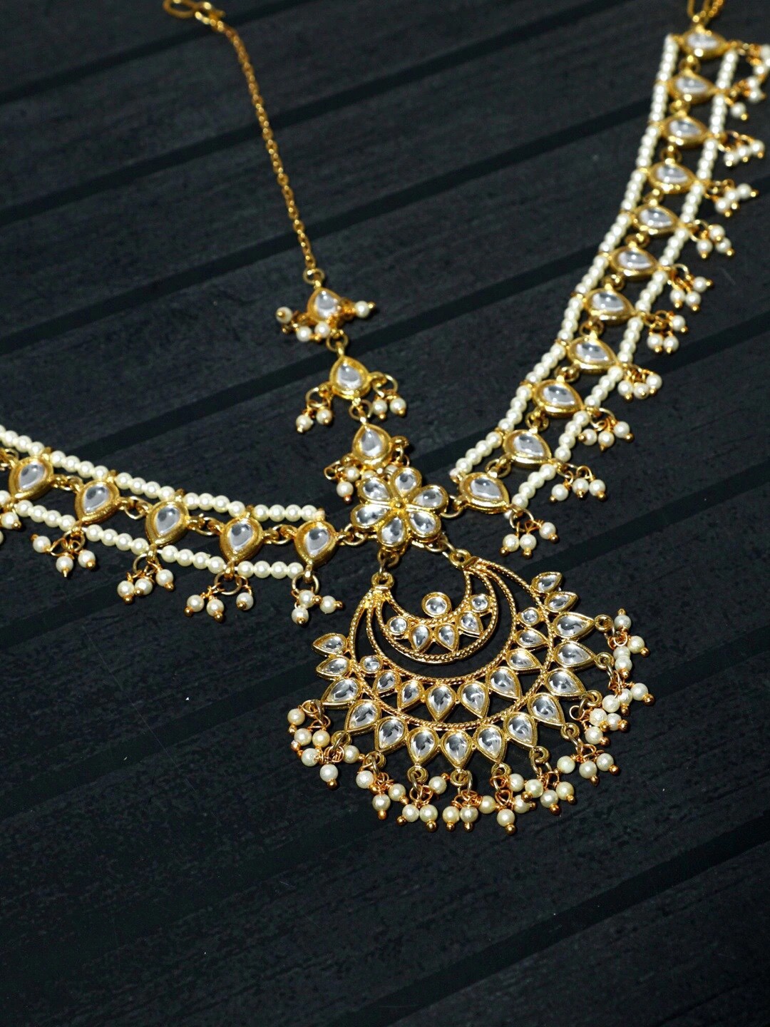 

Karatcart Gold-Plated & White Kundan-Studded & Pearls Beaded Mathapatti