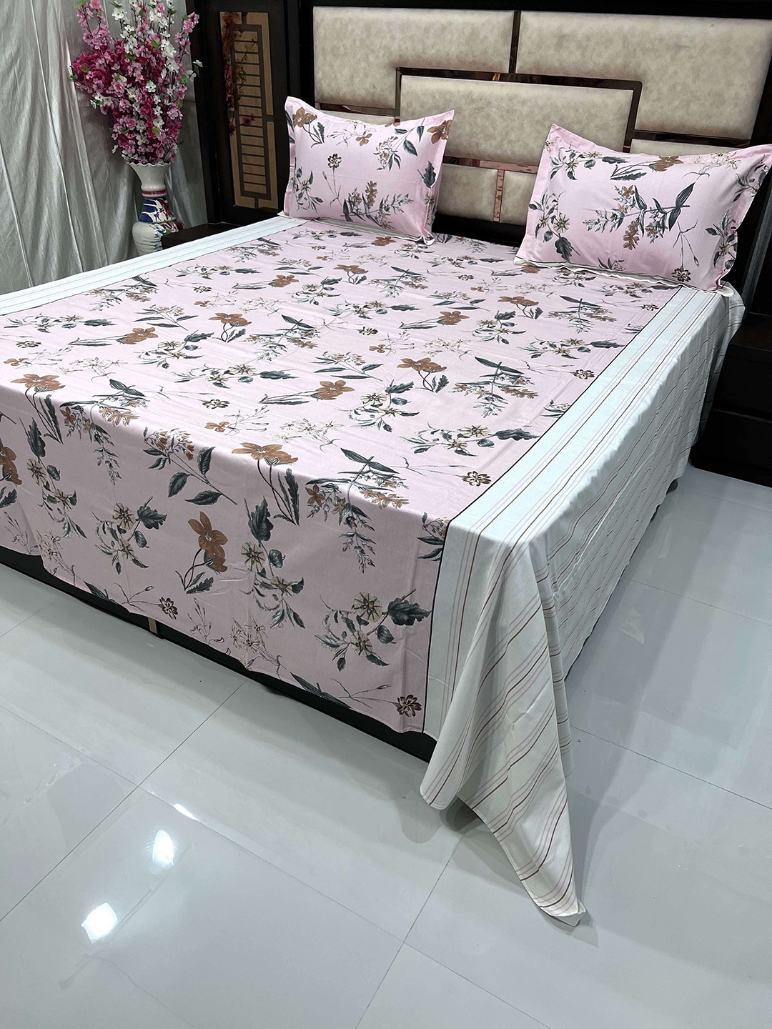 

Pure Decor Pink & Grey Floral TC 380 King Bedsheet with 2 Pillow Covers