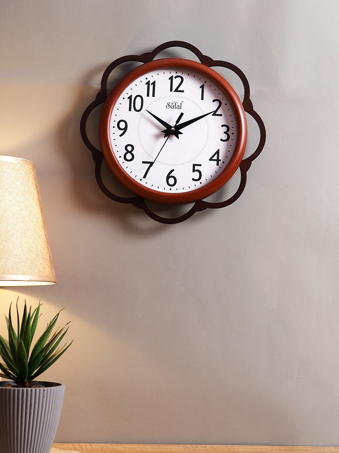 

Safal Brown & White Abstract Shaped Contemporary Wall Clock