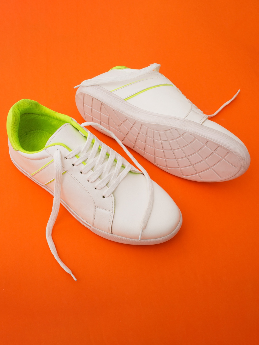 

Big Fox Men White Colourblocked Sneakers