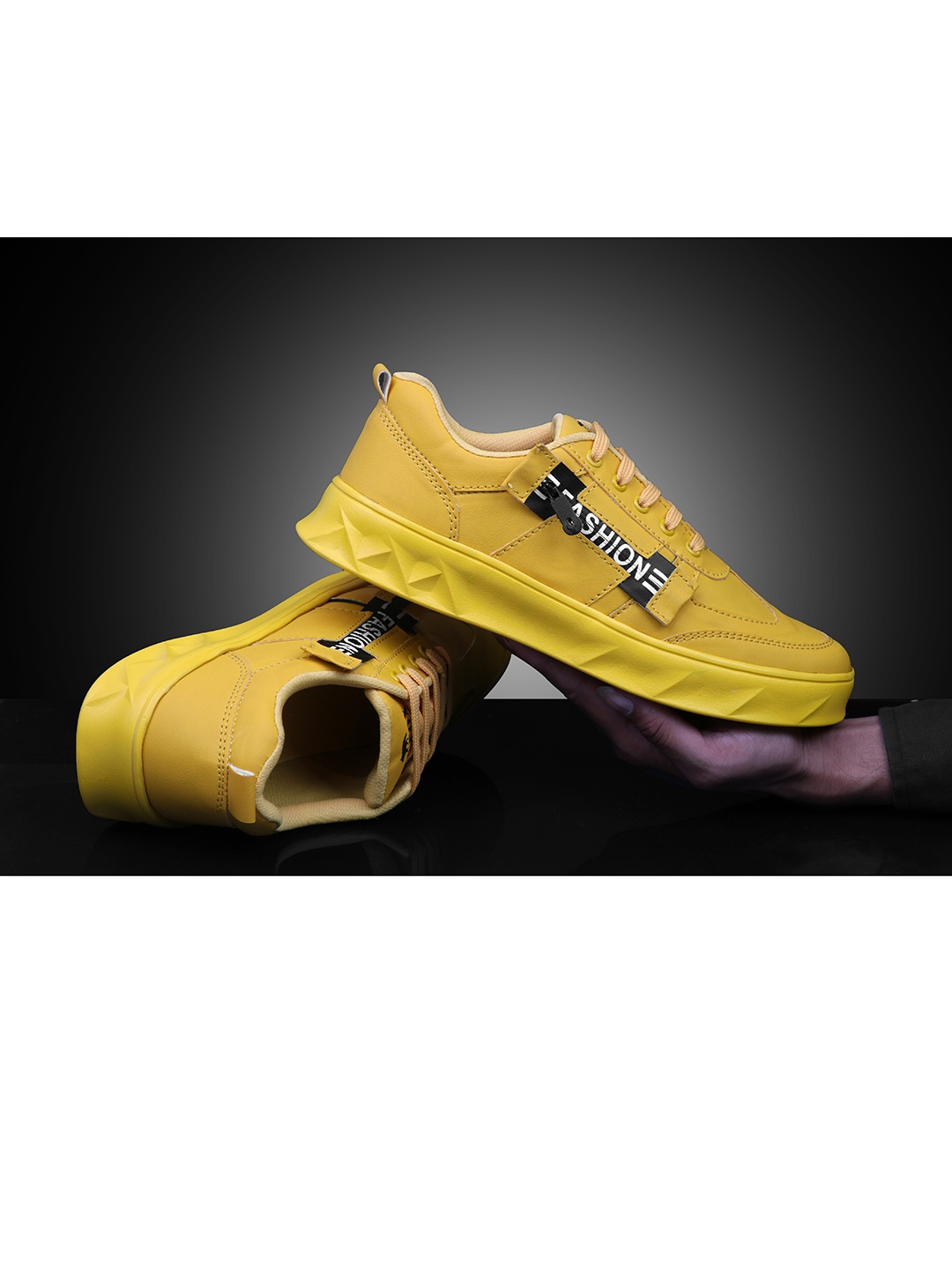 

Big Fox Men Yellow Printed Sneakers