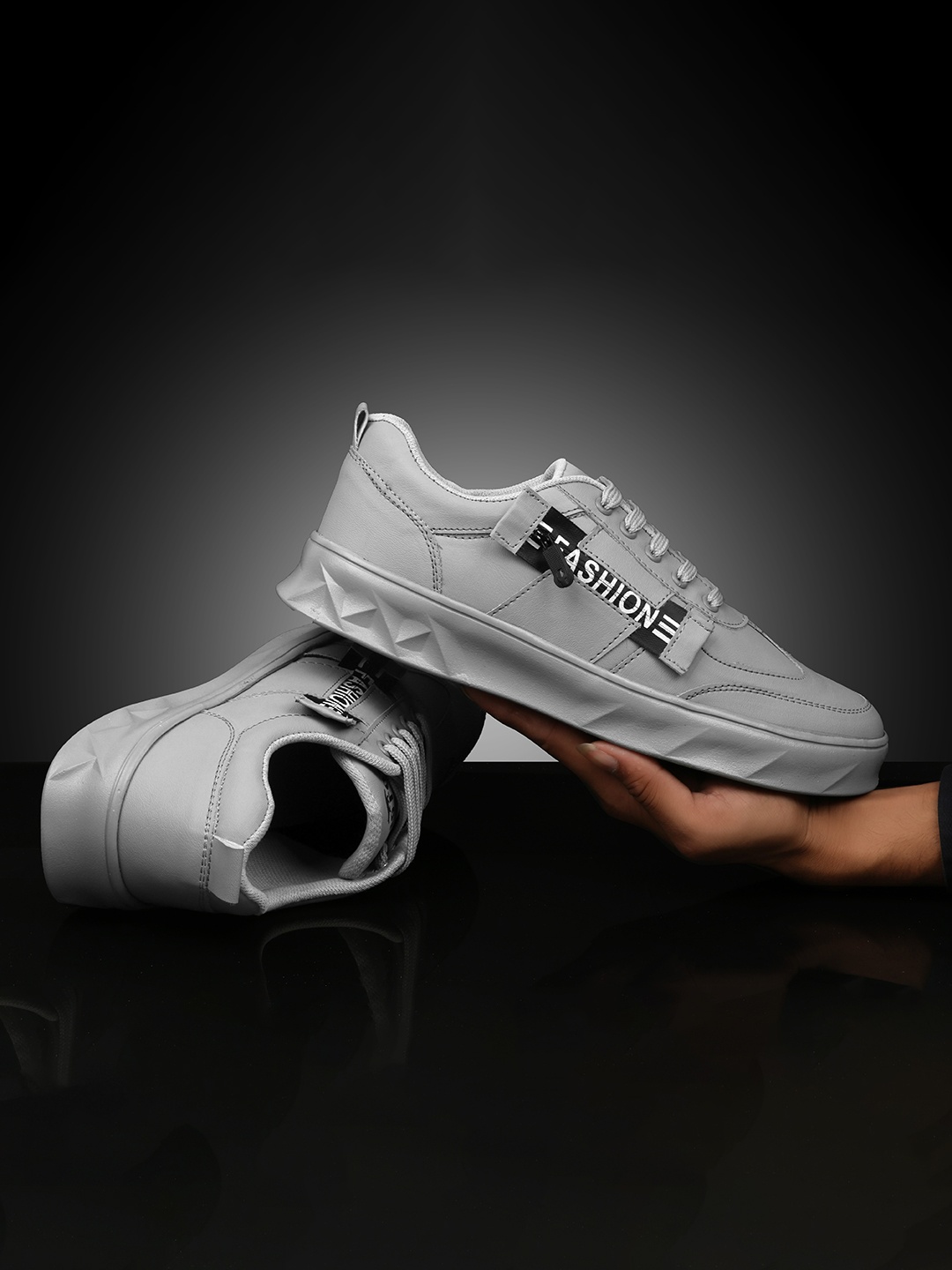 

Big Fox Men Grey Printed Sneakers