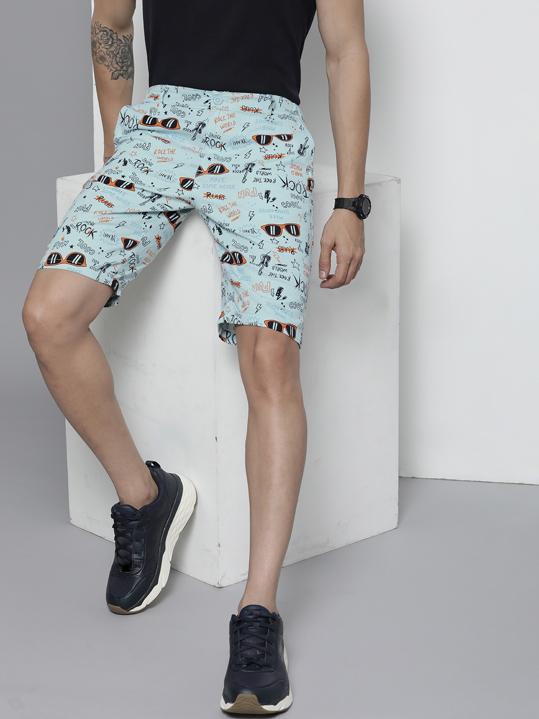 

The Indian Garage Co Men Blue & Black Printed Slim Fit Shorts