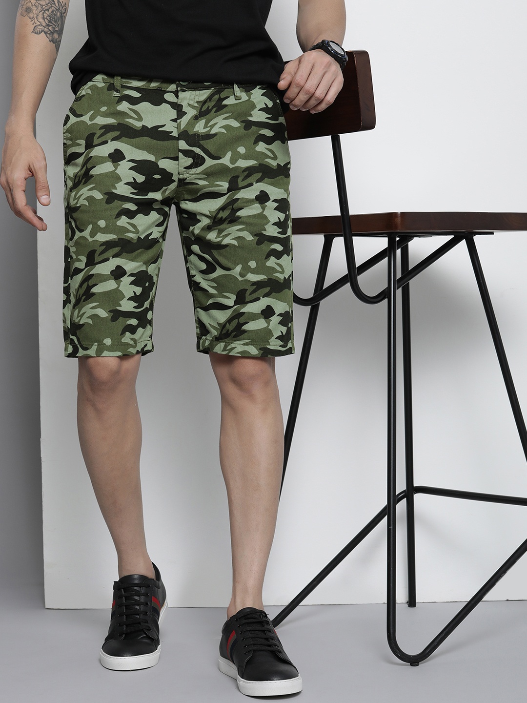 

The Indian Garage Co Men Green Camouflage Printed Slim Fit Denim Shorts