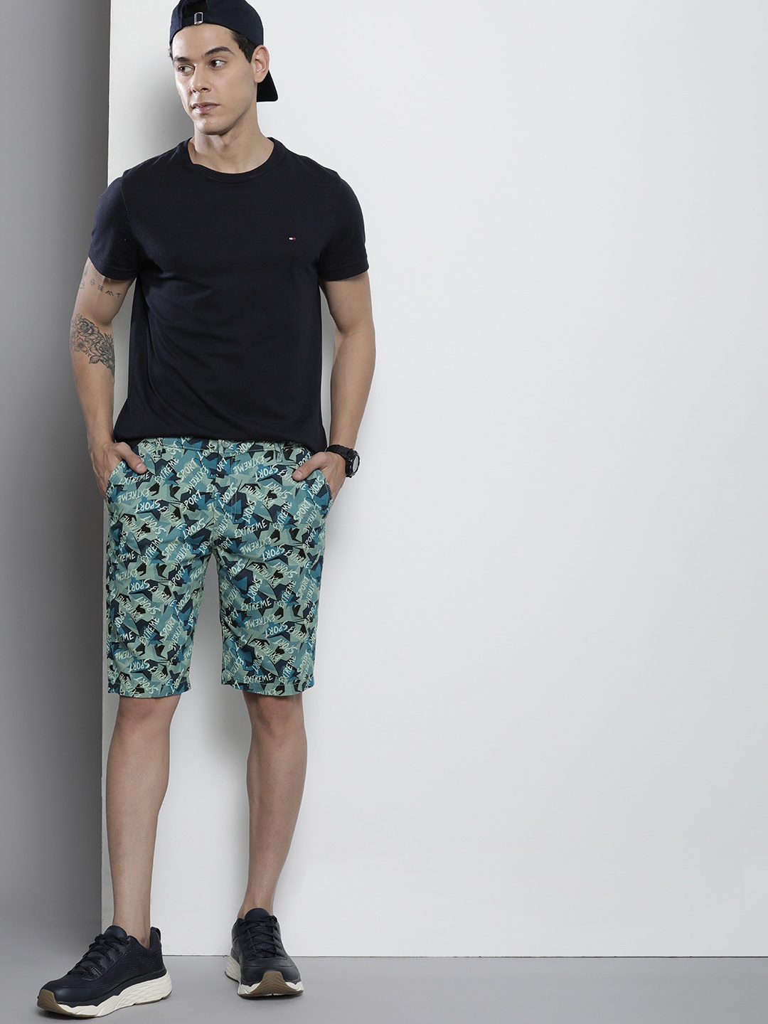 

The Indian Garage Co Men Grey & Green Printed Slim Fit Denim Shorts