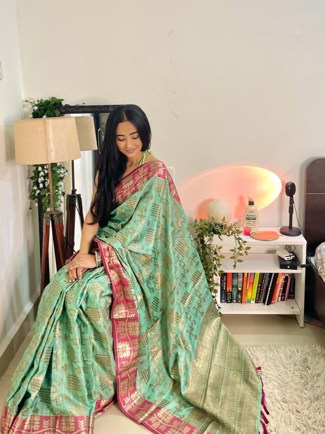 

Mitera Green & Pink Ethnic Motifs Zari Silk Blend Kanjeevaram Saree