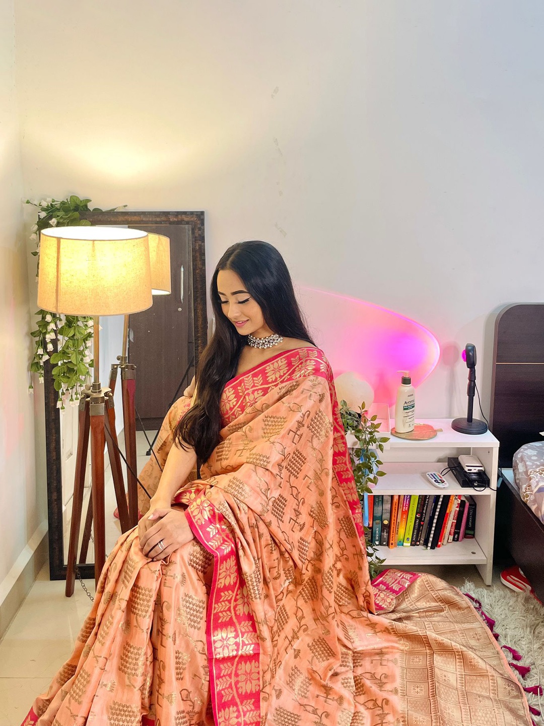 

Mitera Peach-Coloured & Gold-Toned Woven Design Zari Silk Blend Kanjeevaram Saree