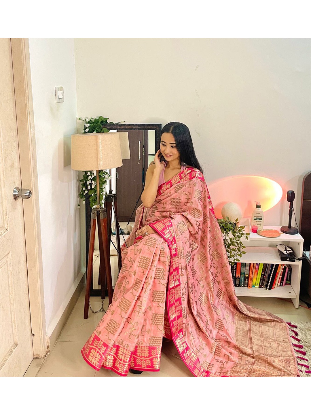 

Mitera Pink & Gold-Toned Woven Design Zari Silk Blend Kanjeevaram Saree