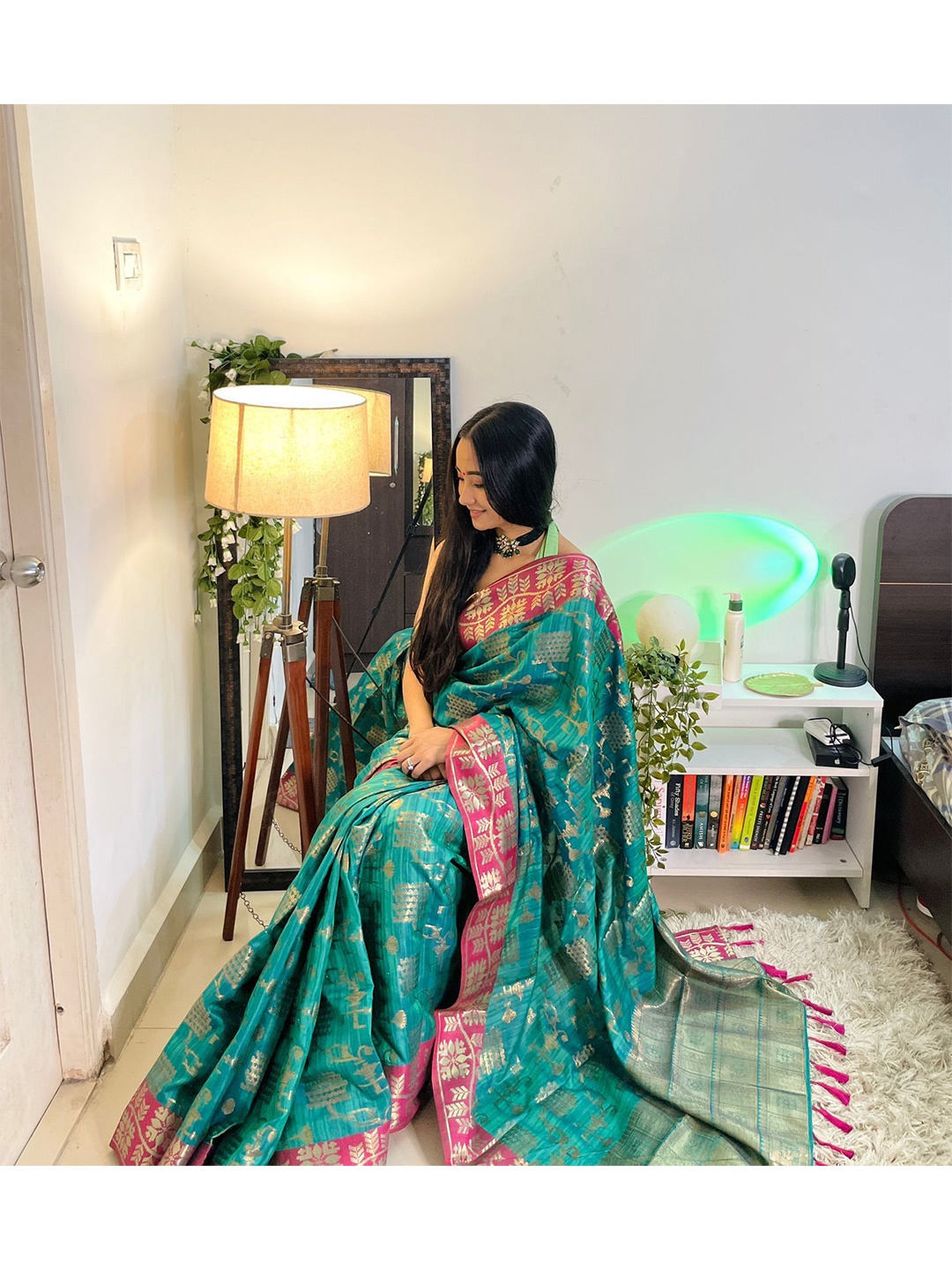 

Mitera Turquoise Blue & Pink Woven Design Zari Silk Blend Kanjeevaram Saree