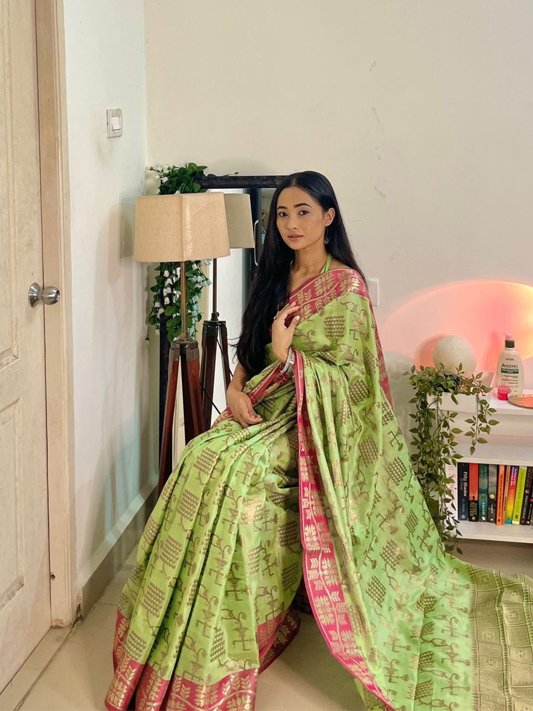 

Mitera Green & Pink Woven Design Zari Silk Blend Kanjeevaram Saree