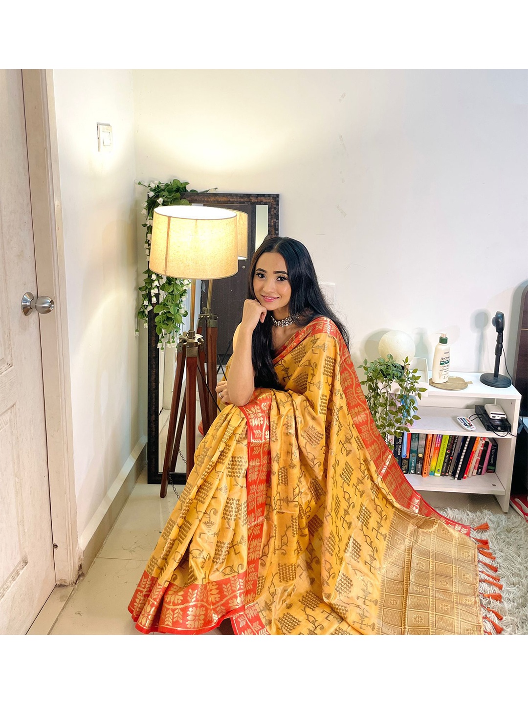 

Mitera Orange & Gold-Toned Ethnic Motifs Zari Silk Blend Kanjeevaram Saree