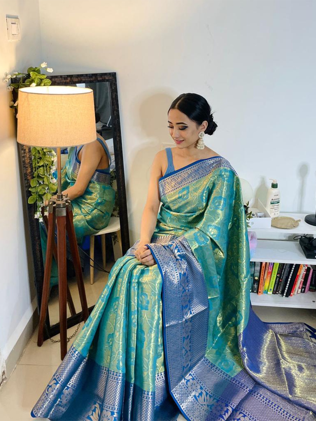 

Mitera Blue & Green Floral Zari Silk Blend Banarasi Saree
