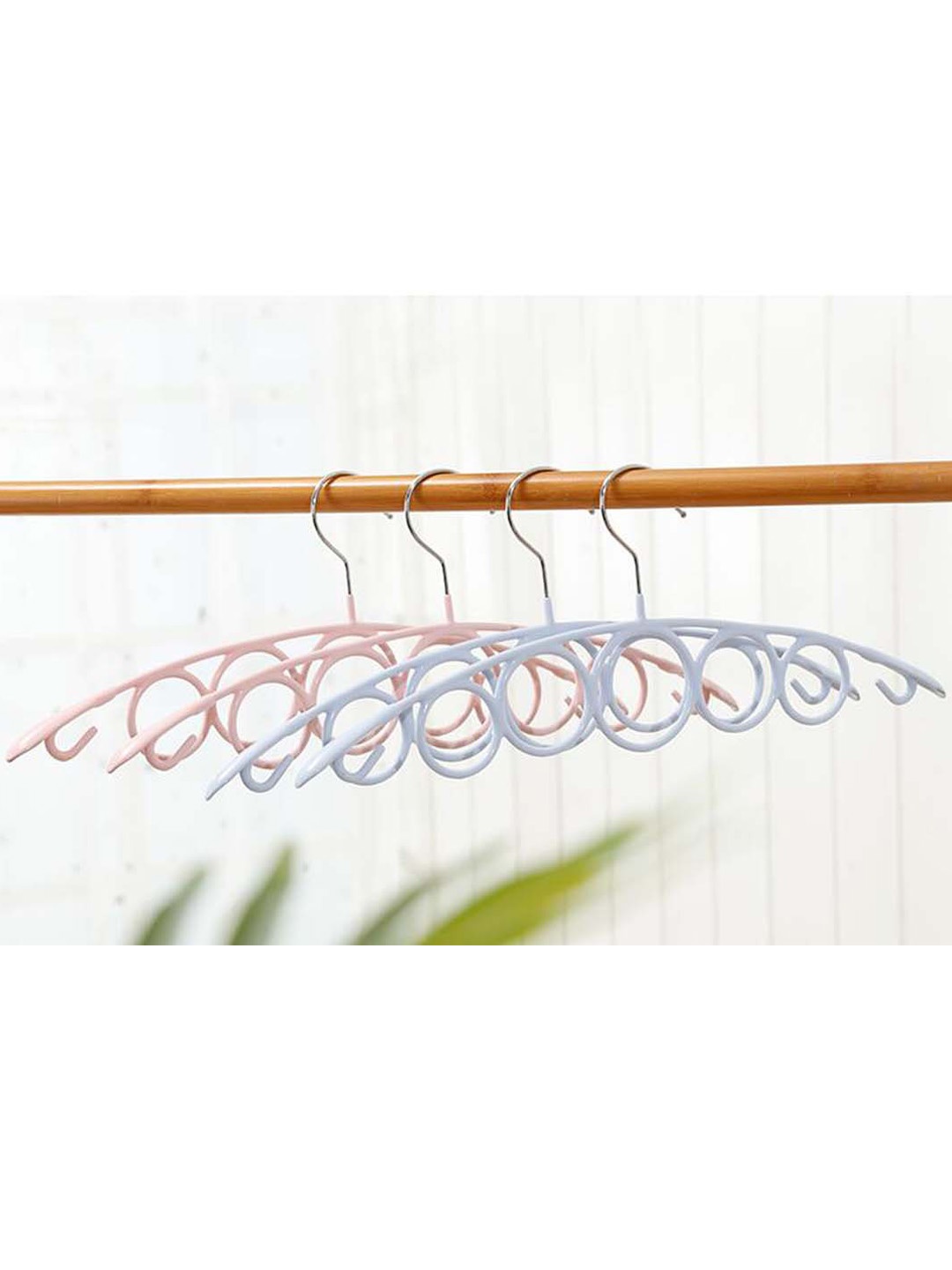 

MARKET99 Pink & Silver Solid Hanger With Hooks