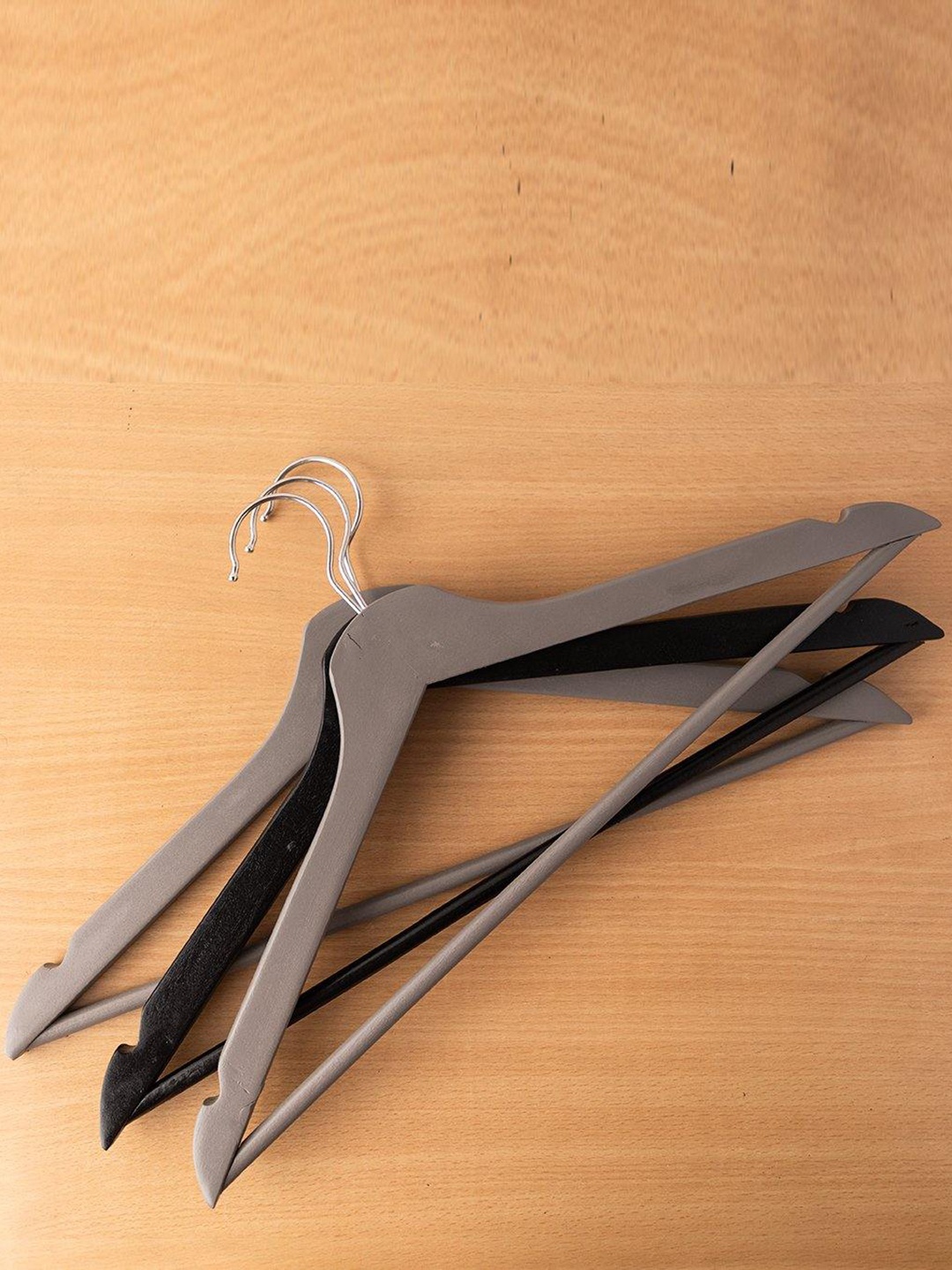 

Market 99 VON CASA Set of 3 Wood Hanger, Assorted Colours, Grey