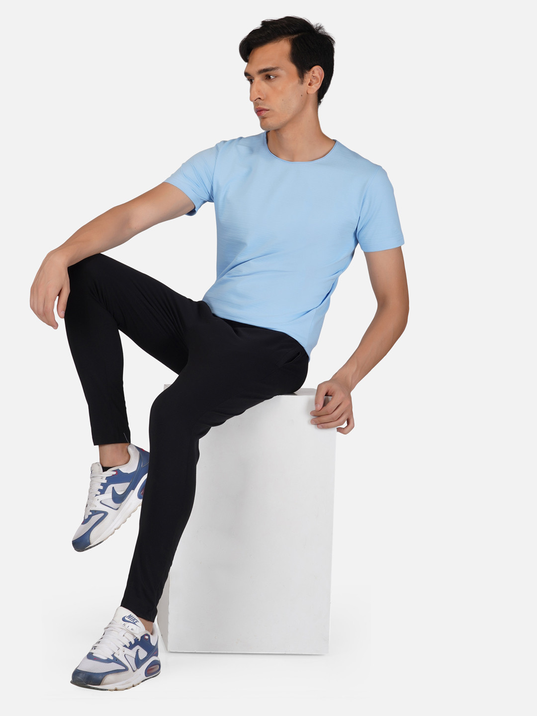 

Tinted Men Blue Slim Fit Cotton T-shirt