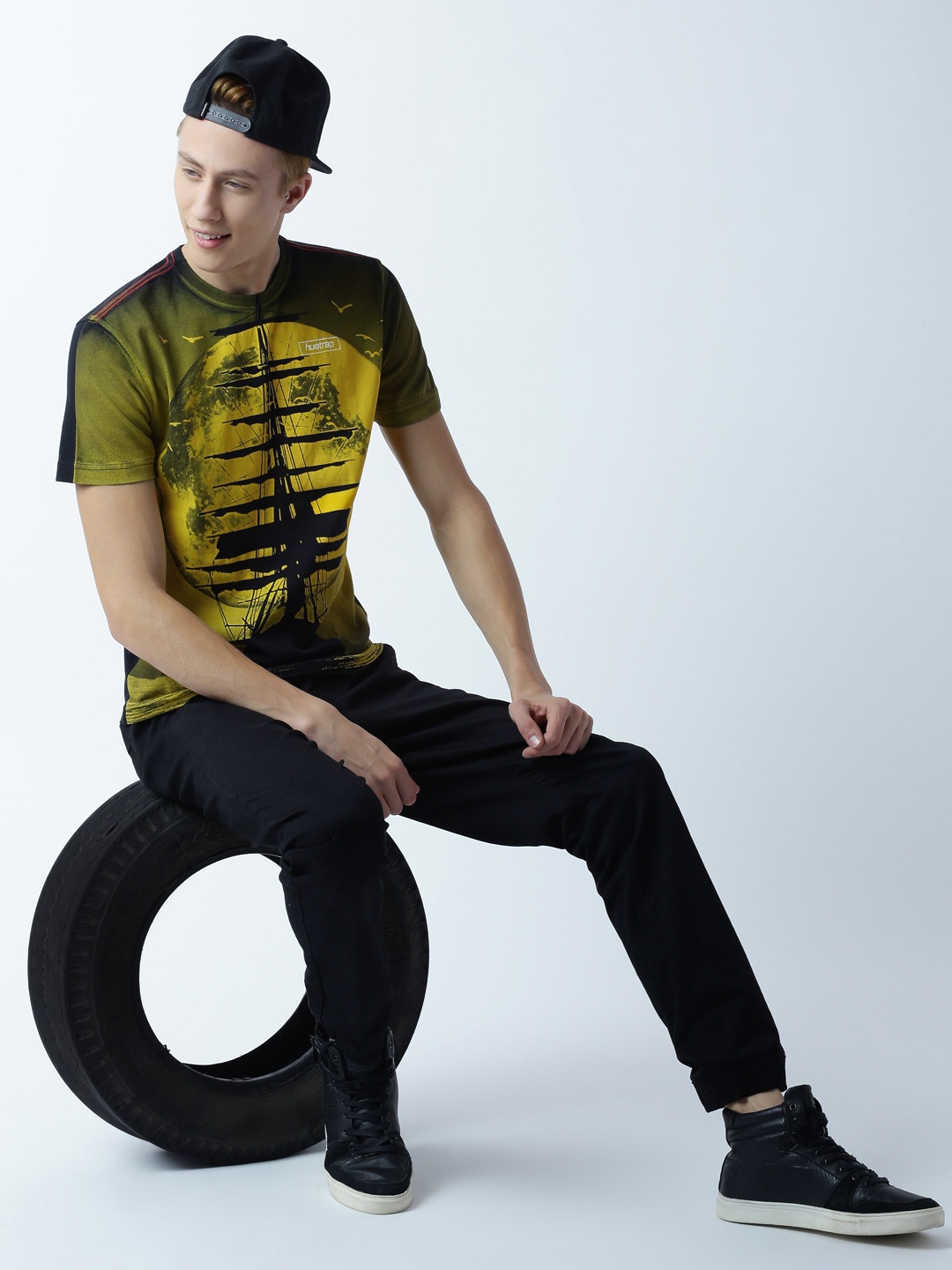 

Huetrap Men Black & Yellow Printed Round Neck T-shirt