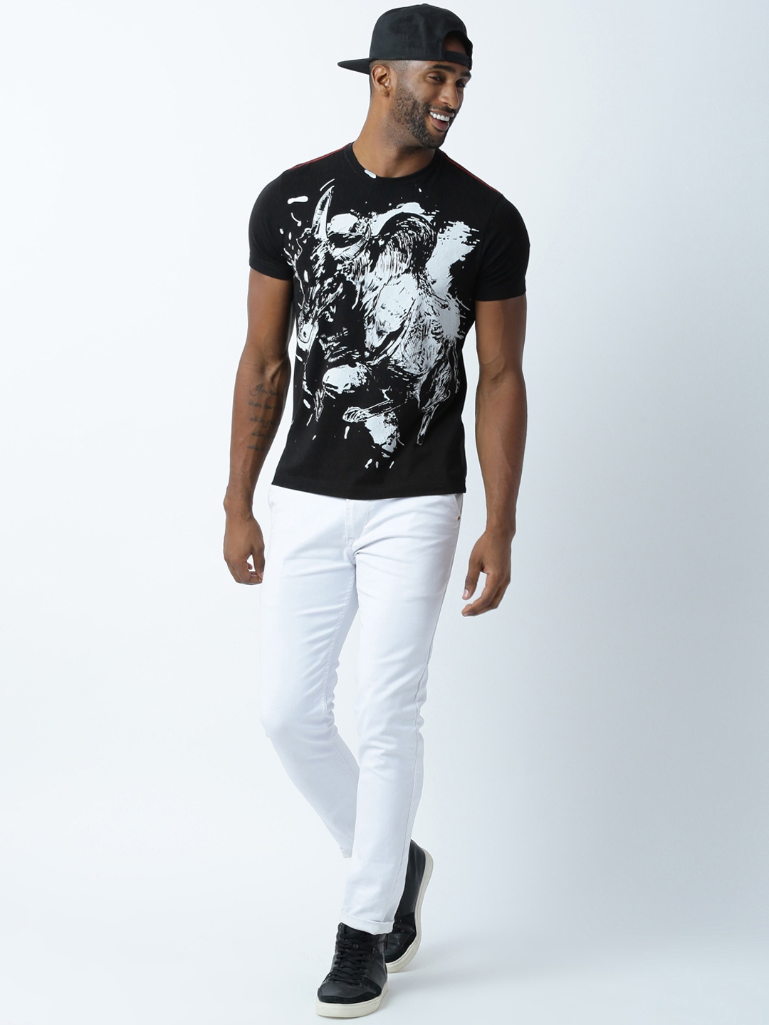 

Huetrap Men Black Printed Round Neck T-shirt