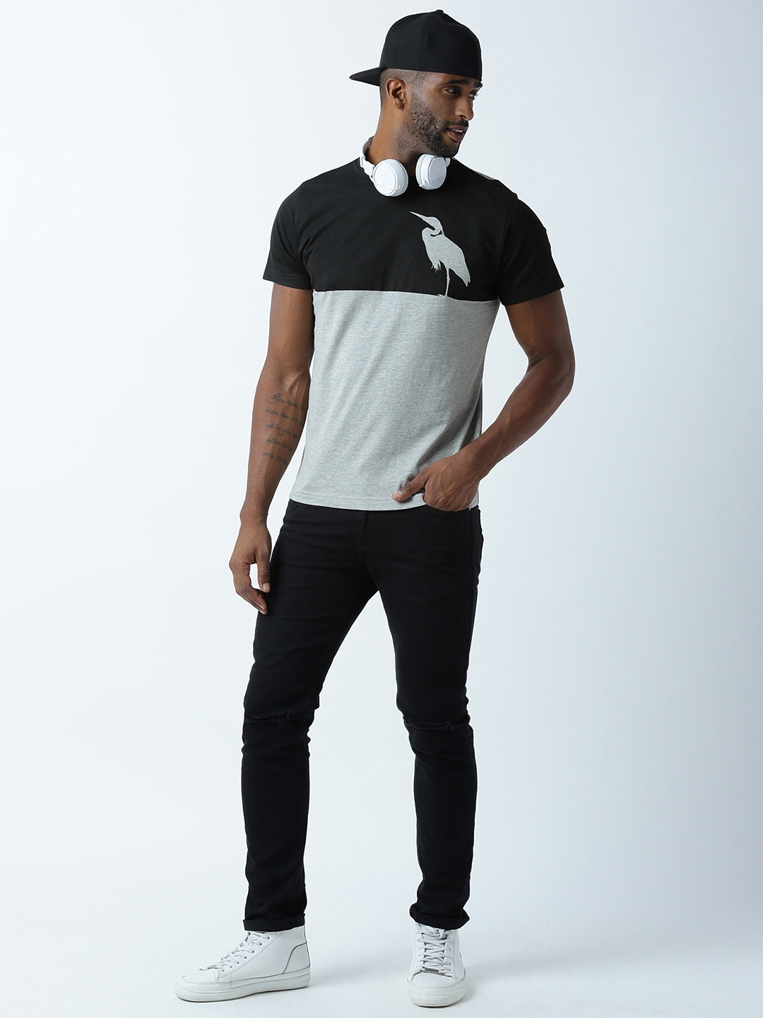 

Huetrap Men Grey Melange & Black Colourblocked T-shirt