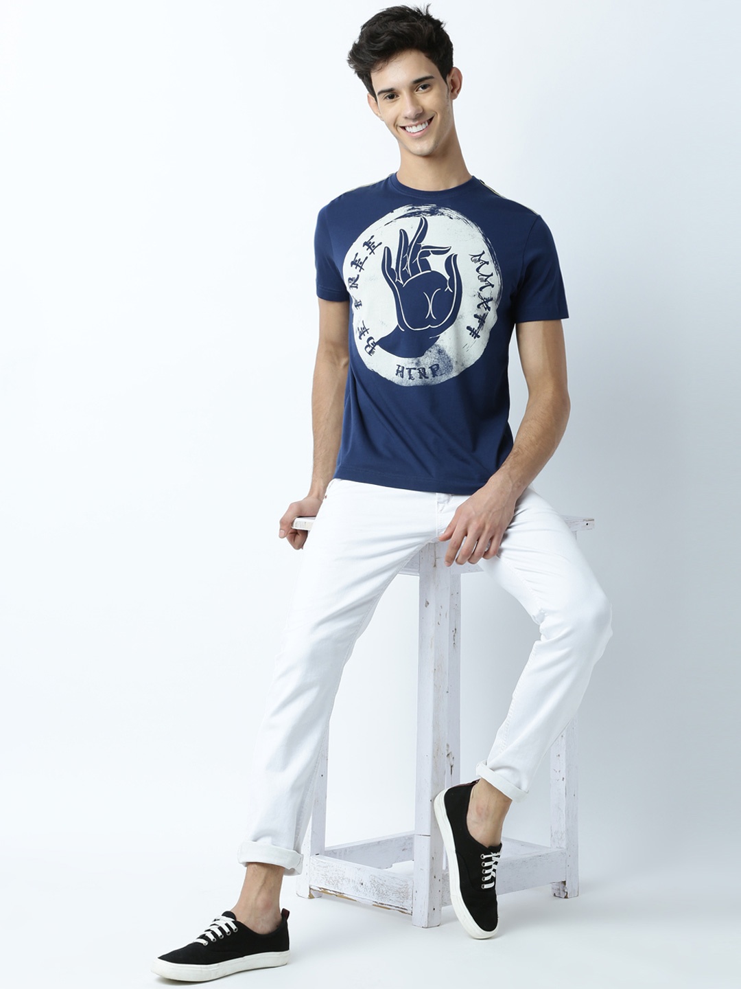 

Huetrap Men Navy Printed Round Neck T-Shirt, Navy blue