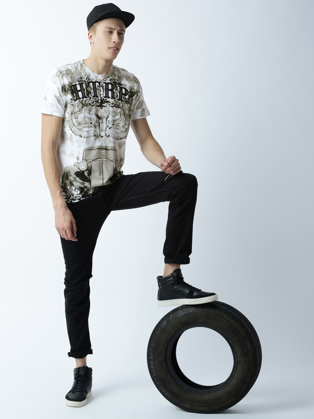 

Huetrap Men White & Black Printed Round Neck T-shirt