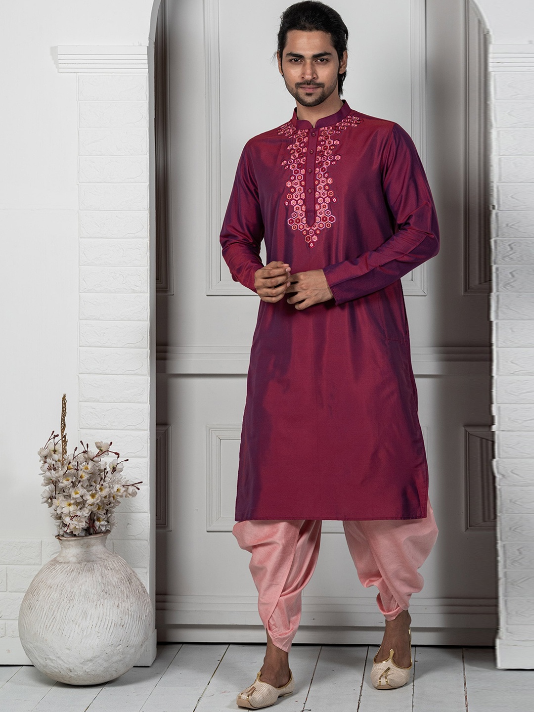 

KISAH Men Magenta Geometric Embroidered Kurta