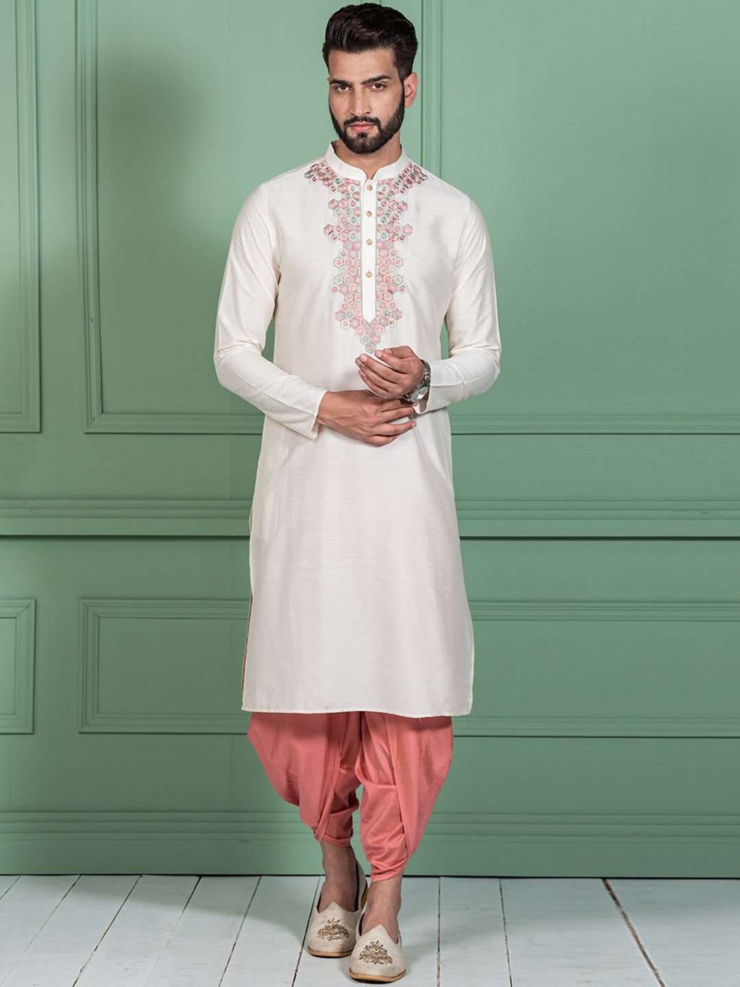 

KISAH Men White Geometric Embroidered Thread Work Kurta