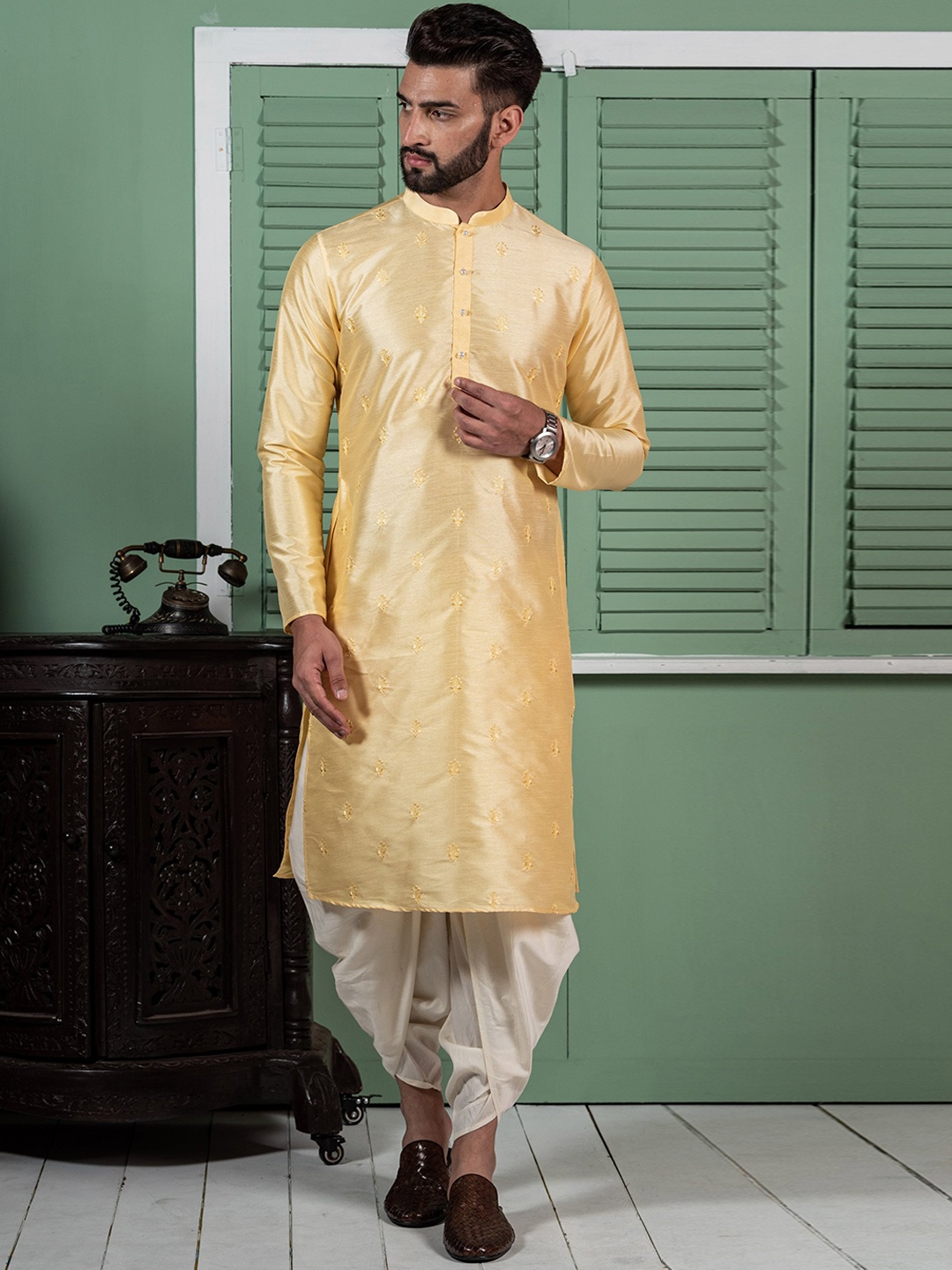 

KISAH Men Yellow Striped Flared Sleeves Thread Work Kurta