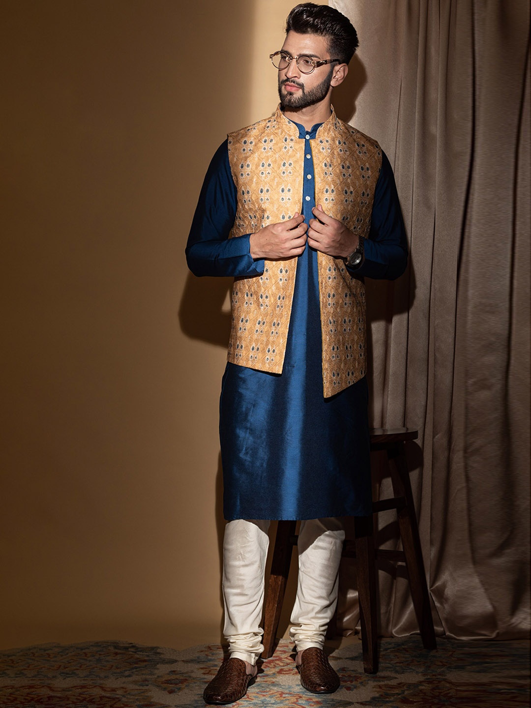

KISAH Men Teal Printed Thread Work Kurta with Churidar