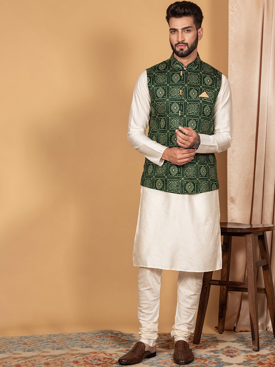 

KISAH Men Off White Bandhani Kurta with Churidar