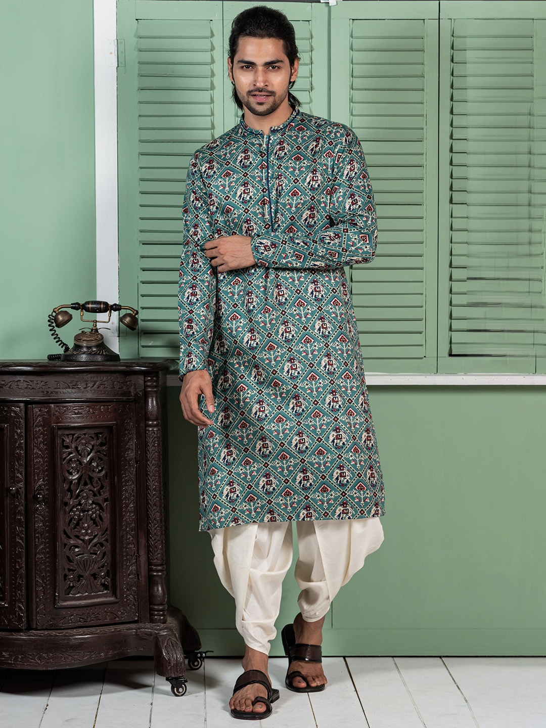 

KISAH Men Green Patola Printed Kurta with Dhoti Pants