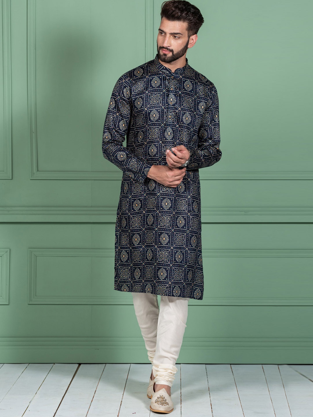 

KISAH Men Bandhani Printed Kurta with Pyjamas, Navy blue