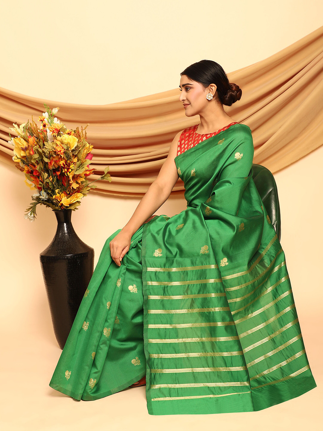 

Glemora Green & Red Woven Design Zari Silk Blend Kanjeevaram Saree