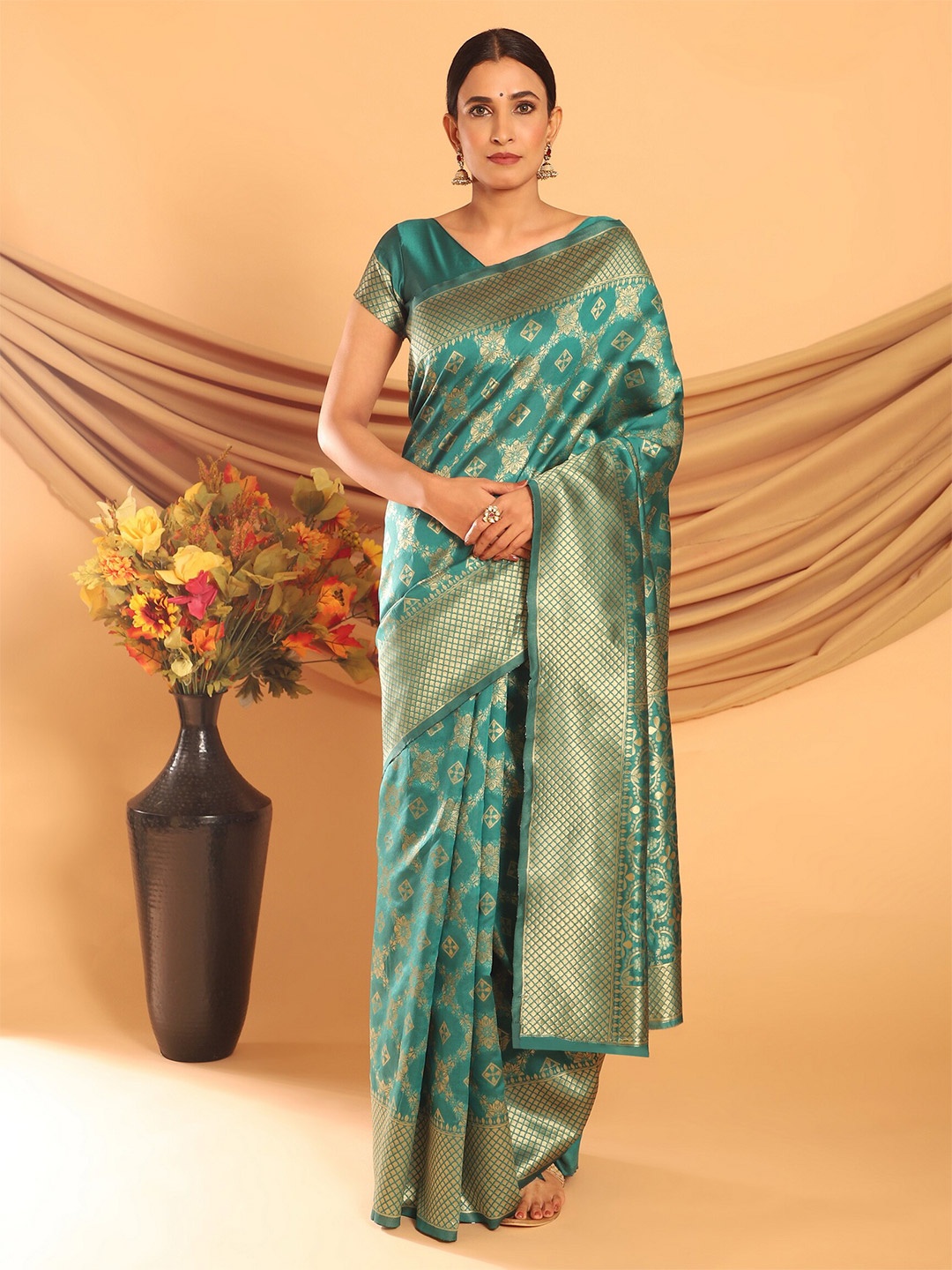 

Glemora Green & Gold-Toned Ethnic Motifs Zari Silk Blend Kanjeevaram Saree