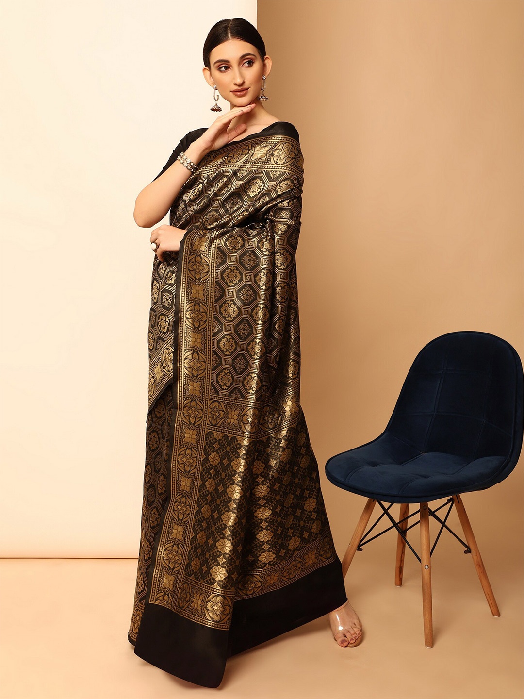 

Glemora Black & Gold-Toned Ethnic Motifs Zari Silk Blend Kanjeevaram Saree