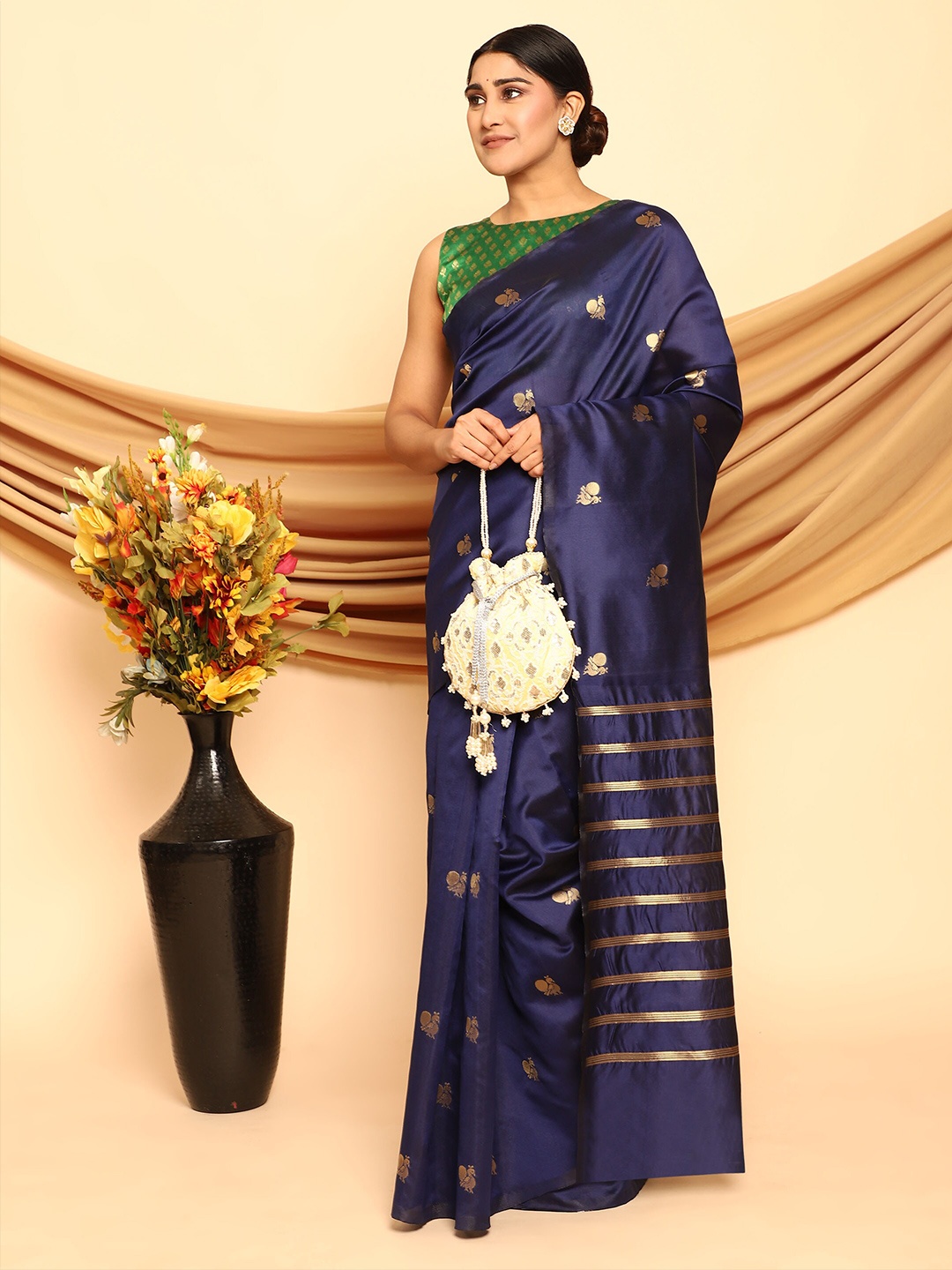 

Glemora Navy Blue & Gold-Toned Ethnic Motifs Zari Silk Blend Kanjeevaram Saree