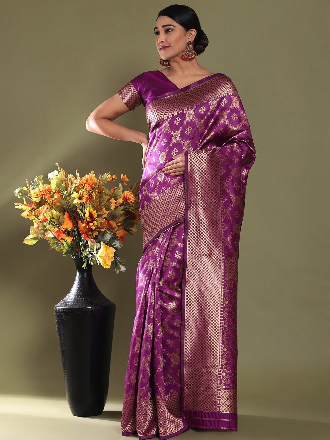 

Glemora Magenta & Gold-Toned Woven Design Zari Silk Blend Kanjeevaram Saree