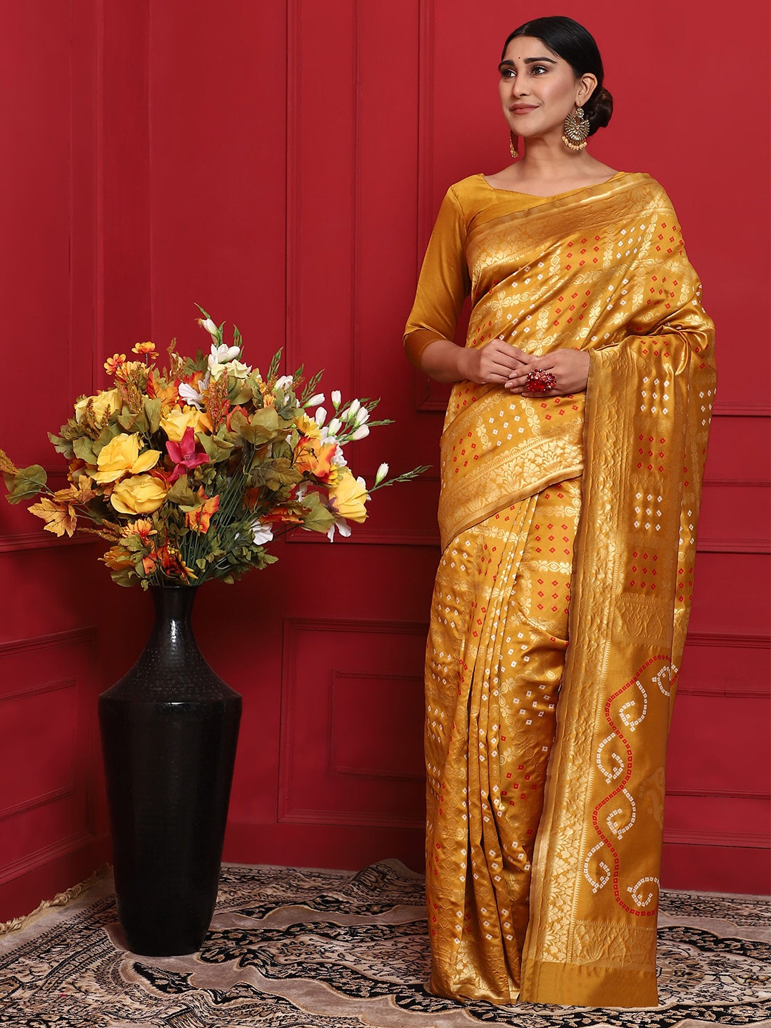 

Glemora Yellow & Gold-Toned Woven Design Zari Silk Blend Kanjeevaram Saree