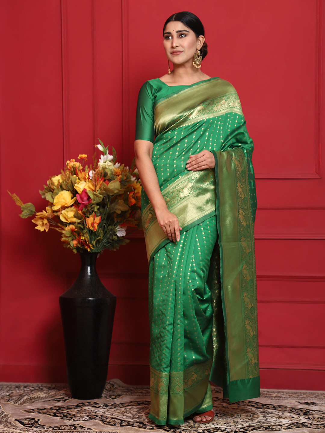 

Glemora Green & Gold-Toned Woven Design Zari Silk Blend Kanjeevaram Saree
