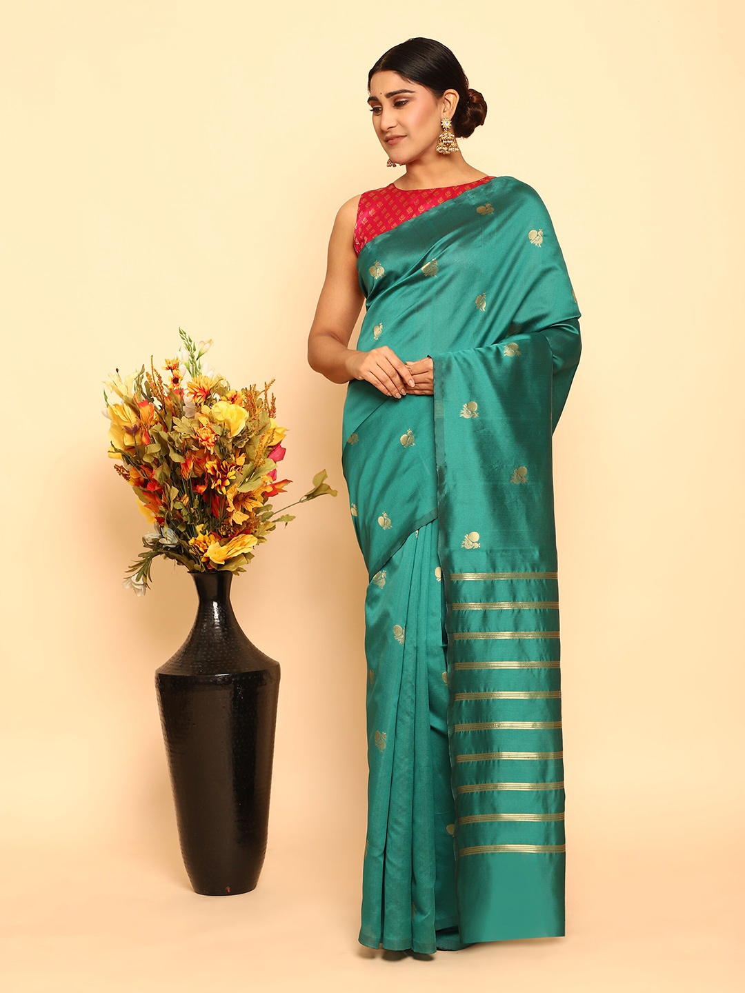 

Glemora Green & Gold Woven Design Zari Silk Blend Kanjeevaram Saree