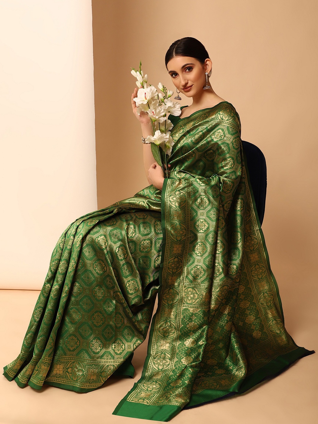 

Glemora Green & Gold-Toned Woven Design Zari Silk Blend Kanjeevaram Saree