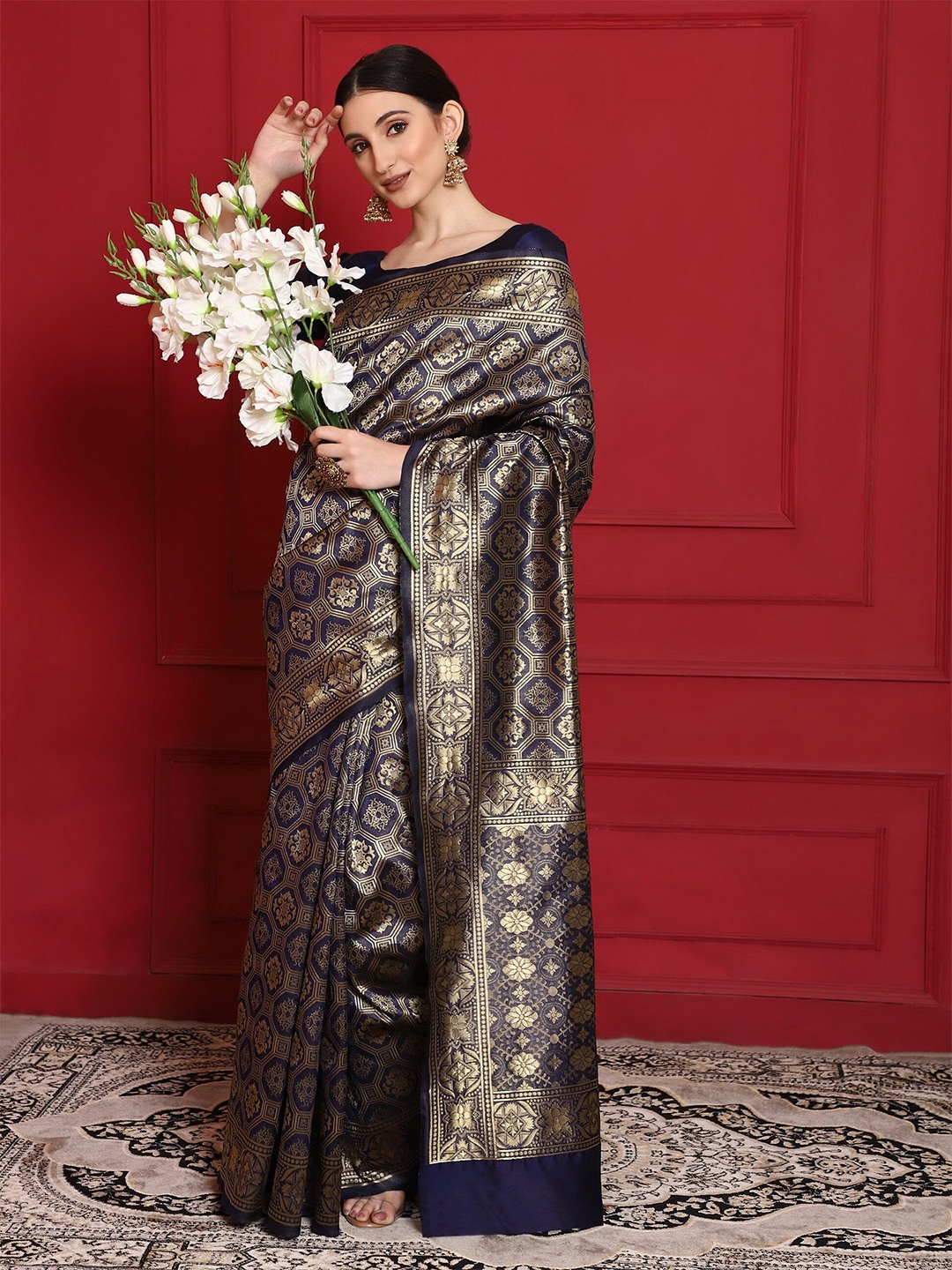 

Glemora Navy Blue & Gold-Toned Woven Design Zari Silk Blend Kanjeevaram Saree