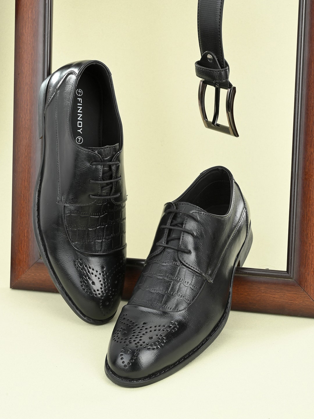 

FINNOY Men Black Perforations Derbys
