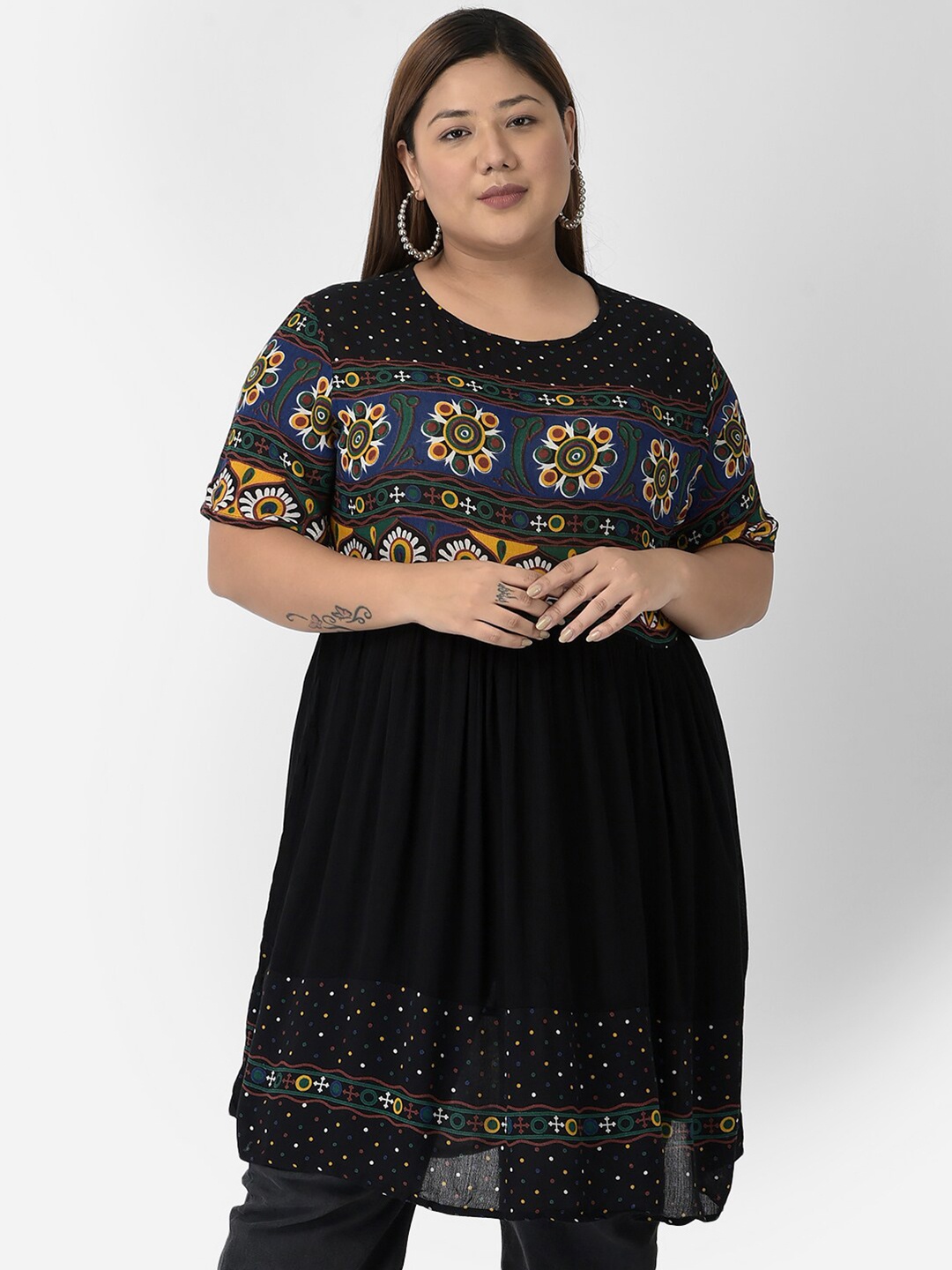 

VELDRESS Women Black Floral Print Longline Top