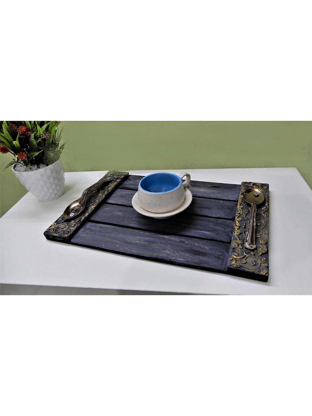 

Disoo Fashions Grey & Gold-Toned Handmade Wooden Tray With Spoons Handle